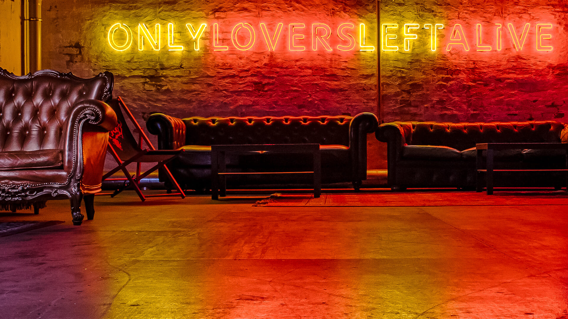 only-lovers-left-alive-neon-inside-neon